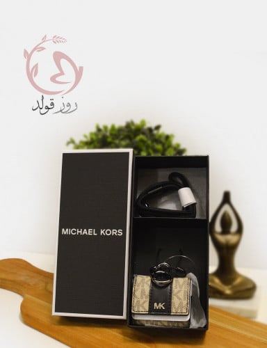 غلاف سماعة اير بودز مايكل كورس