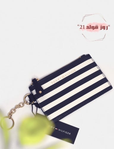 بوك مع ميداليه تومي هلفيغر