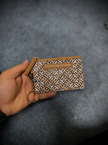 بوك مع ميداليه تومي هلفيغر