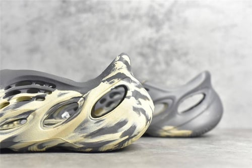 YEEZY FOAM RUNNER "MXT Moon Gray"