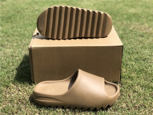 Yeezy Slides 'Earth Brown'