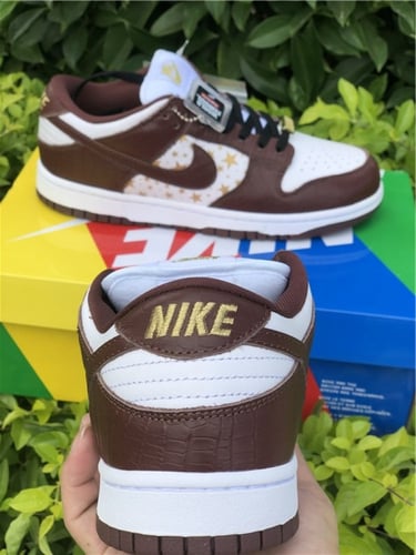 SB DUNK LOW "Supreme - Stars - Barkroot Brown"