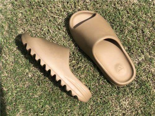 Yeezy Slides 'Earth Brown'