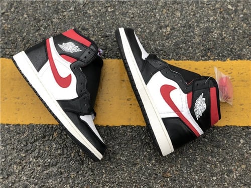 Air Jordan 1 Retro High OG "Royal Toe"