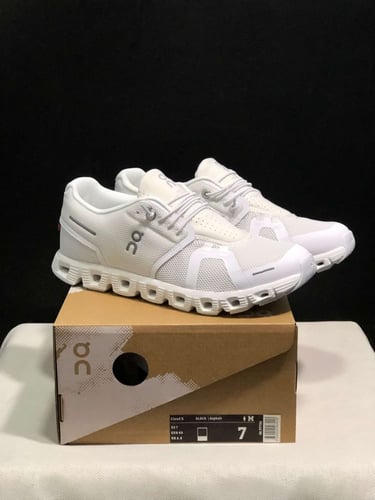 حذاء أون رانينغ كلاود 5 أبيض