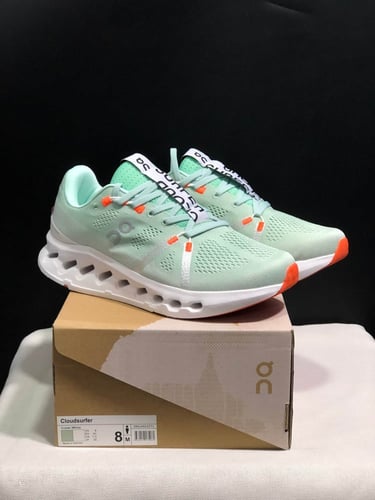 حذاء أون رانينغ كلاودسيرفر أخضر فاتح