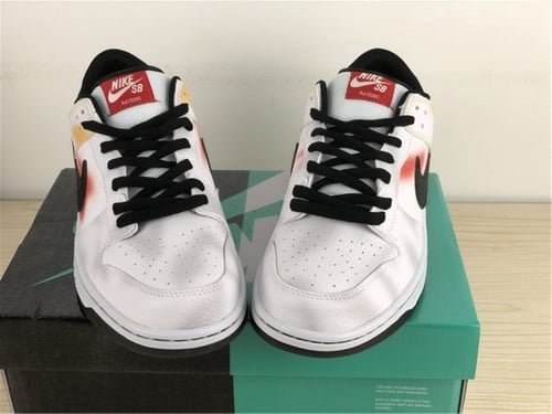 SB DUNK LOW "Tie-Dye Rayguns 2019 - White"