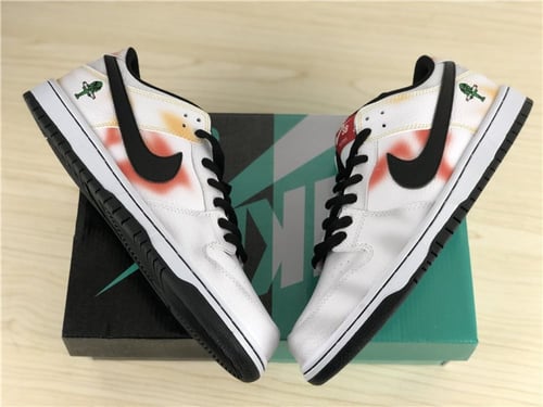 SB DUNK LOW "Tie-Dye Rayguns 2019 - White"