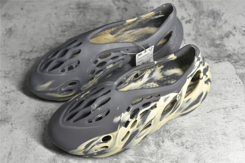 YEEZY FOAM RUNNER "MXT Moon Gray"