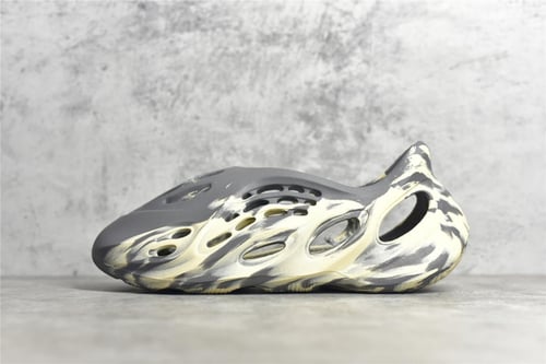 YEEZY FOAM RUNNER "MXT Moon Gray"