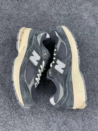 New Balance 2002R 'gray dark'