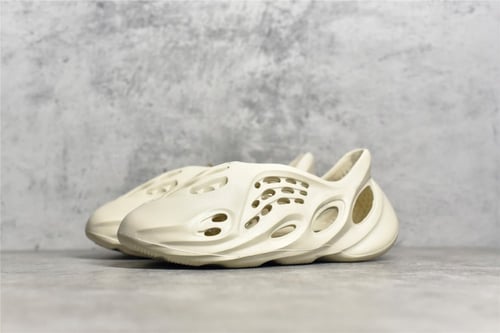 YEEZY FOAM RUNNER "sand"