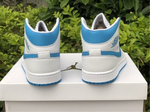 Air Jordan 1 MID WMNS "UNC"