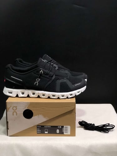 حذاء أون رانينغ كلاود 5 أسود بنعل أبيض