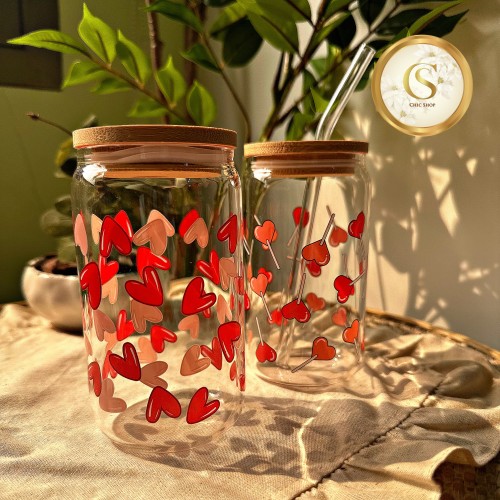 كأس بطباعة القلوب