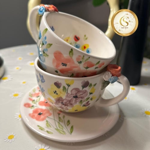 كوب زهور الربيع مع صحن