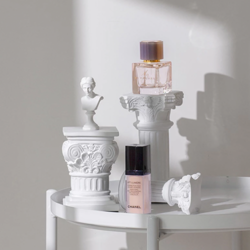 عمود روماني باللون الابيض