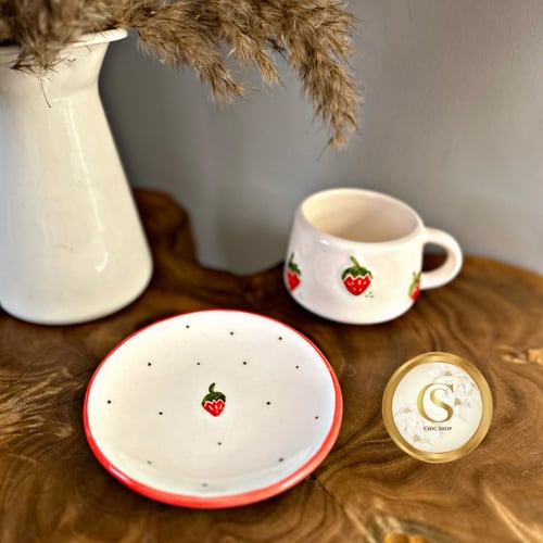 كوب الفراولة مع صحن