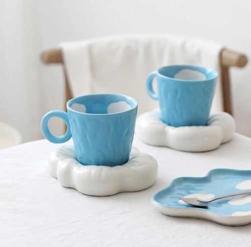 كوب الغيوم مع الصحن بشكل غيمه