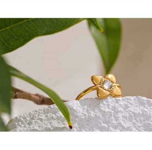 خاتم ذهبي بشكل ورده مع كريستال