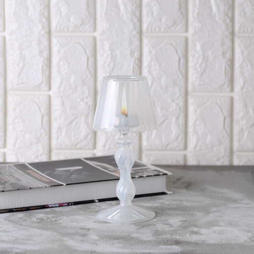 شمعدان باللون الابيض