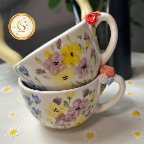 كوب زهور الربيع مع صحن