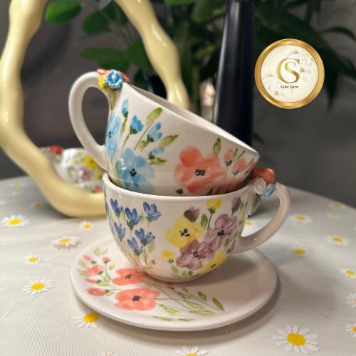 كوب زهور الربيع مع صحن