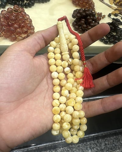 مسباح كهرمان مبرقع بتشخيط جبس