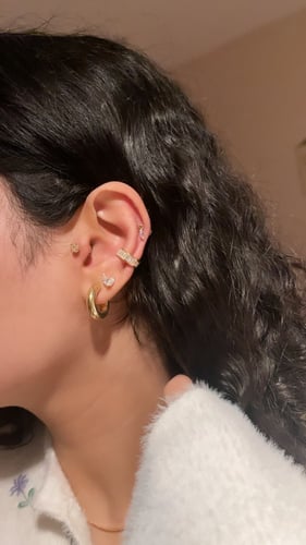 حلق بتلة ذهبي