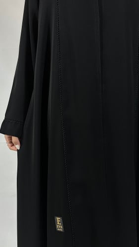 عباية كلوش ناعم مزينة بخطوط طولية لون اسود EN79