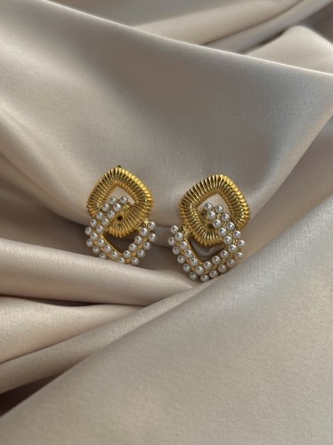 Triangle-shaped pearl pendant