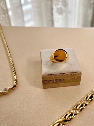 خاتم مستدير ذهبي