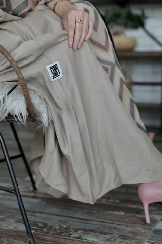 عباية بيج مطرزة