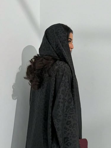 ثوب طويل وطرحة