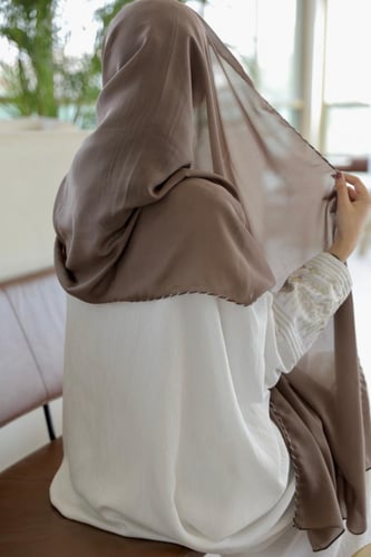 طرحة بني - غامق