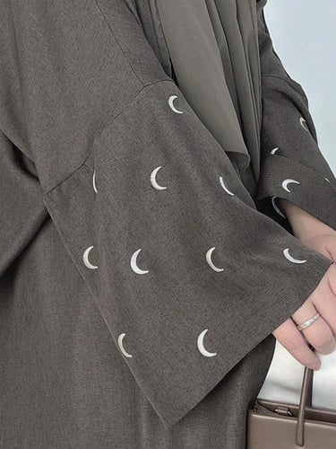 عباية بطراز القمر