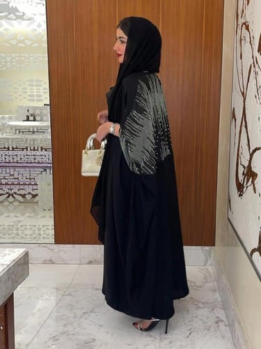 ثوب مزين بالراين