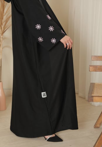 عباية بأكمام زهرة الياسمين