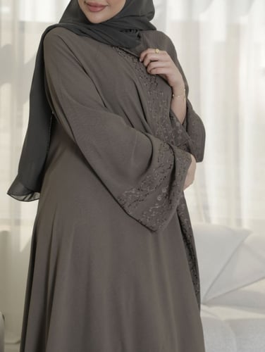 عباية زيتية مطرزة