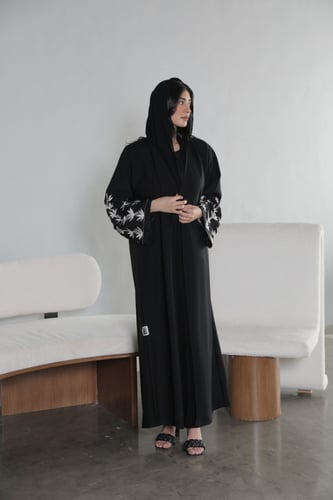 عباية بأكمام مطرزة - ازهار ابيض