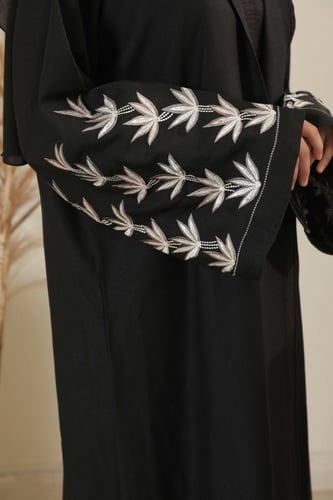 عباية بأكمام مطرزة - ازهار ابيض