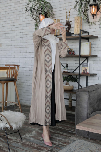 عباية بيج مطرزة