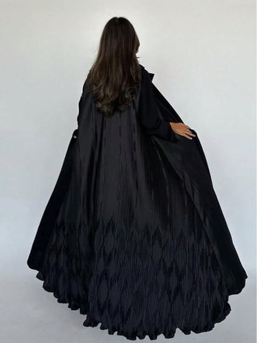 عباءة نسائية سوداء