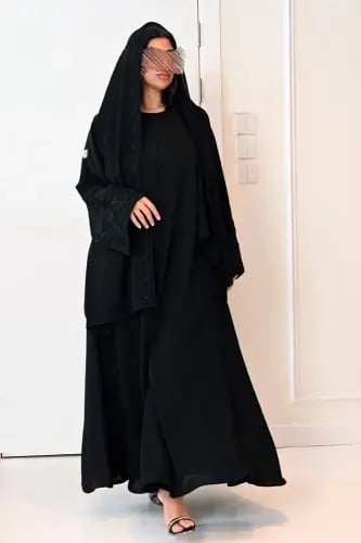 عباية بتطريز أسود على الأكمام