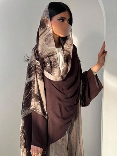 عباية كارديجان مطبوعة باللون البني مع وشاح رأس