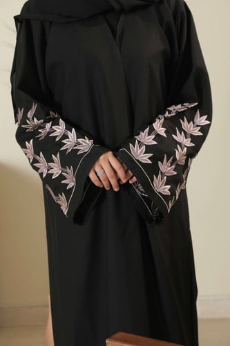 عباية بأكمام مطرزة - ازهار زهري