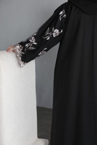 عباية بأكمام دانتيل مطرز - ورد