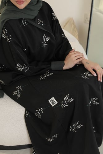 عباية مططرزة اوراق - زيتي