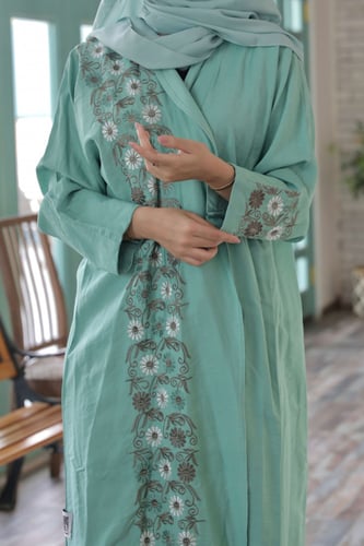 عباية تيفاني مطرزة