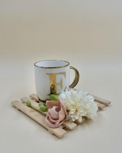 كوب حرف E بقاعدة خشبية